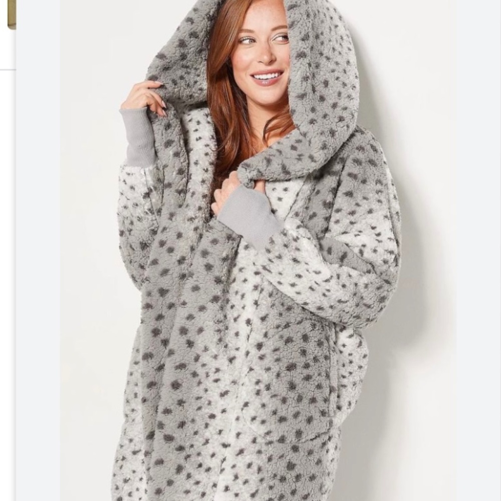 G.I.L.I. The Regular Oversized lounger Hoodie Snow Leopard print